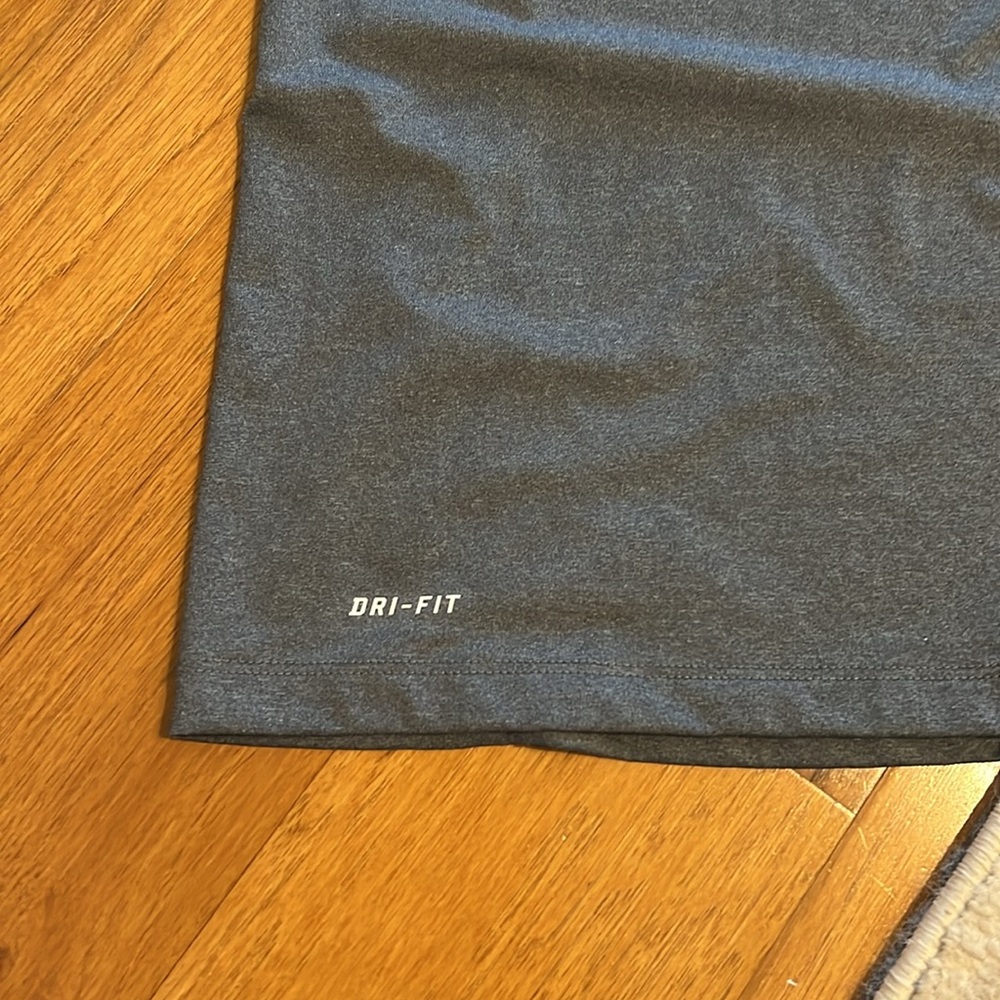 Nike pro‎ tshirt - Picture 3 of 9